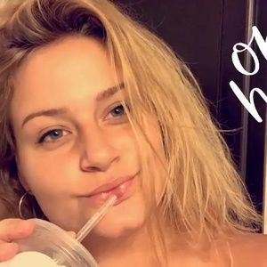 Meet your Posher, Chloe